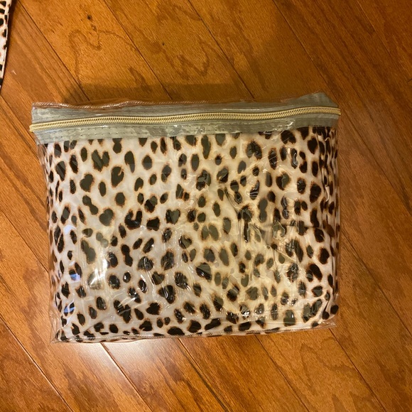 Cheetah PINK VS bed sheets - Picture 3 of 4